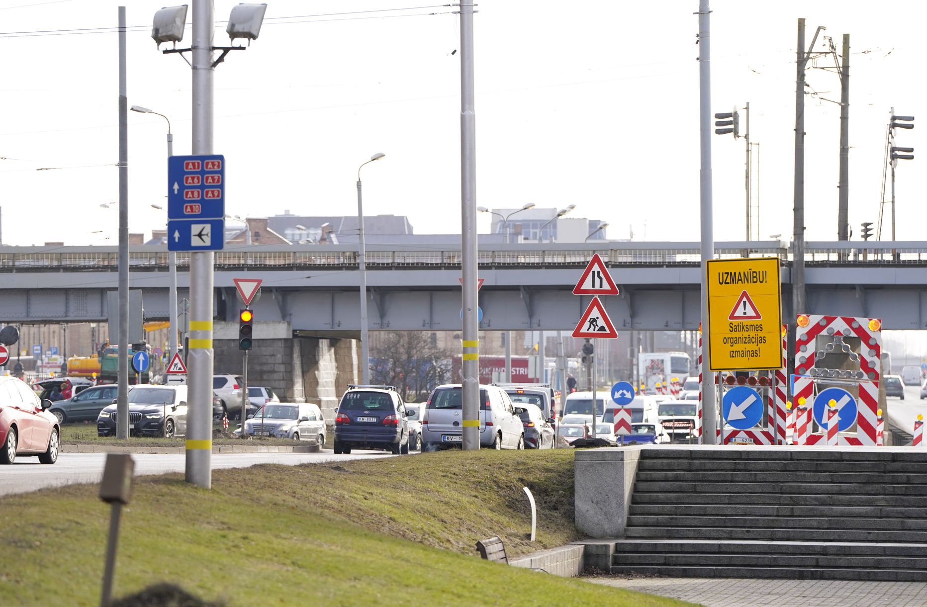 Norādes par satiksmes ierobežojumiem 11. novembra krastmalā, kur, saistībā ar dzelzceļa infrastruktūras projekta "Rail Baltica" integrēšanu Rīgas centra infrastruktūrā, no 13. februāra tiek ieviesta jauna satiksmes kārtība Ģenerāļa Radziņa krastmalā, kur virzienā no Akmens tilta uz Salu tiltu satiksmei tiks nodrošināta viena josla.