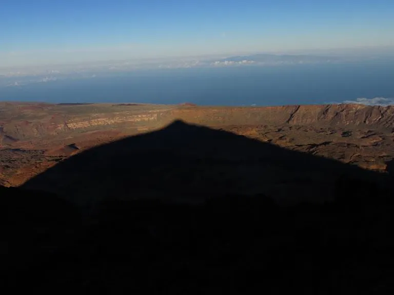 Päikeseloojangu ajal langeb Teide vari üle terve oru.