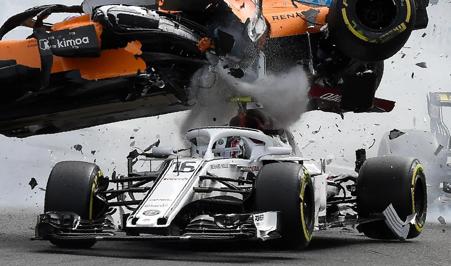 Charles Leclerc (all) pääses tänu halole rängast avariist ainsagi kriimuta.