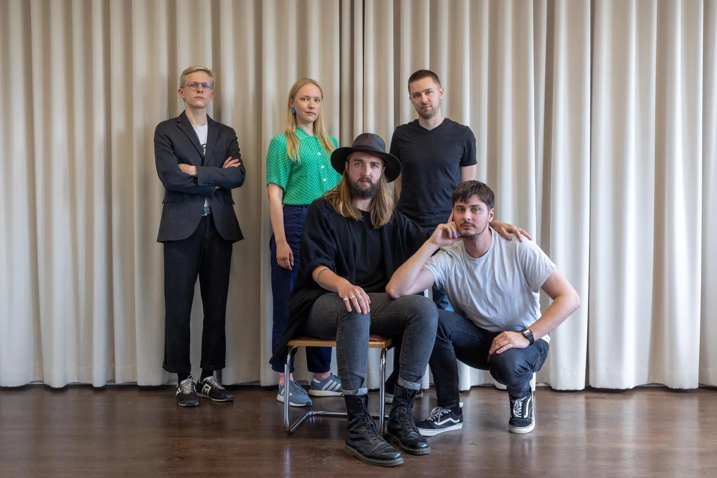 Paide teater koosseisus Jan Teevet (esireas vasakult), Kirill Havanski, Johannes Richard Sepping (tagareas paremalt), Maria Paiste ja Oliver Issak tahtsid poseerida nagu traditsioonilisel perepildil seda tehakse, sest nad ongi üks pere ja teatrit ootab ees pereheitmine.
