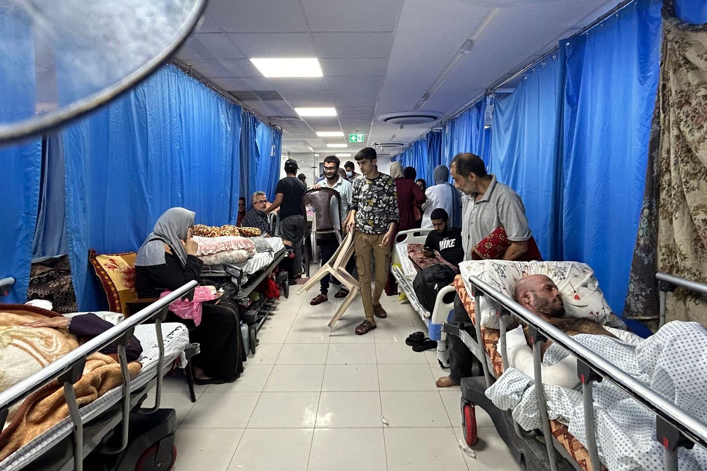 Al-Shifa haigla Gaza linnas, kus haavata saanud on pandud juba koridoridesse. Foto on tehtud 10. novembril 2023.