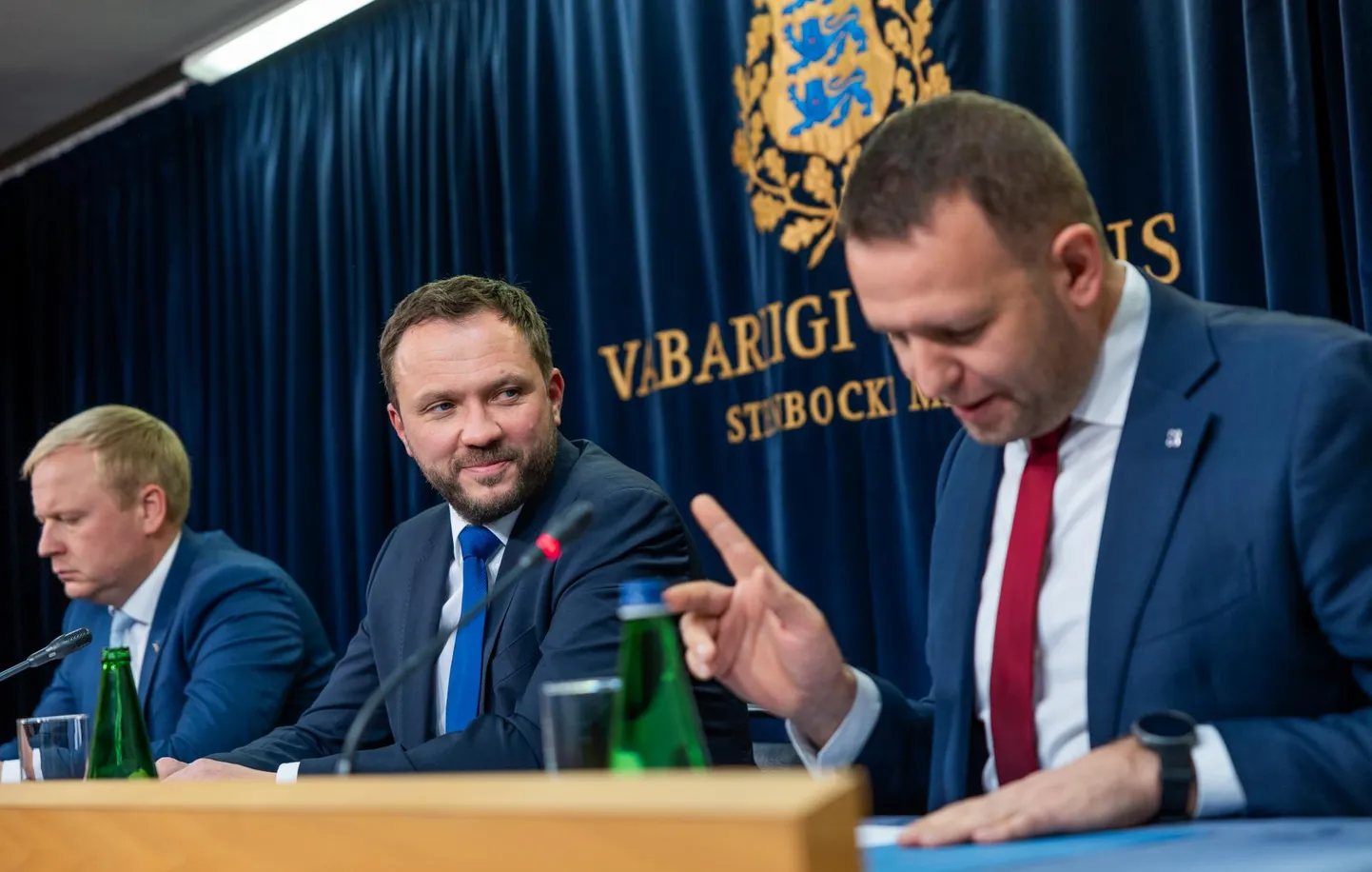 По словам министра внутренних дел Лаури Ляэнеметса (справа), в Эстонии процесс согласования бюджета проходит быстро, значительно быстрее, чем во многих других европейских странах.