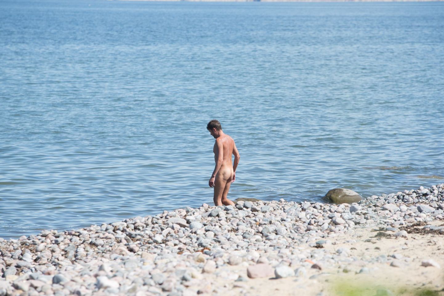 Нудист на пляже Пальяссааре.