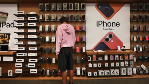 Apple's stock falls despite exceeding earnings expectations, as leadership transition raises concerns