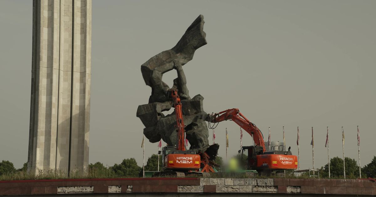 Уникальные видео: демонтаж советского памятника в Риге вблизи