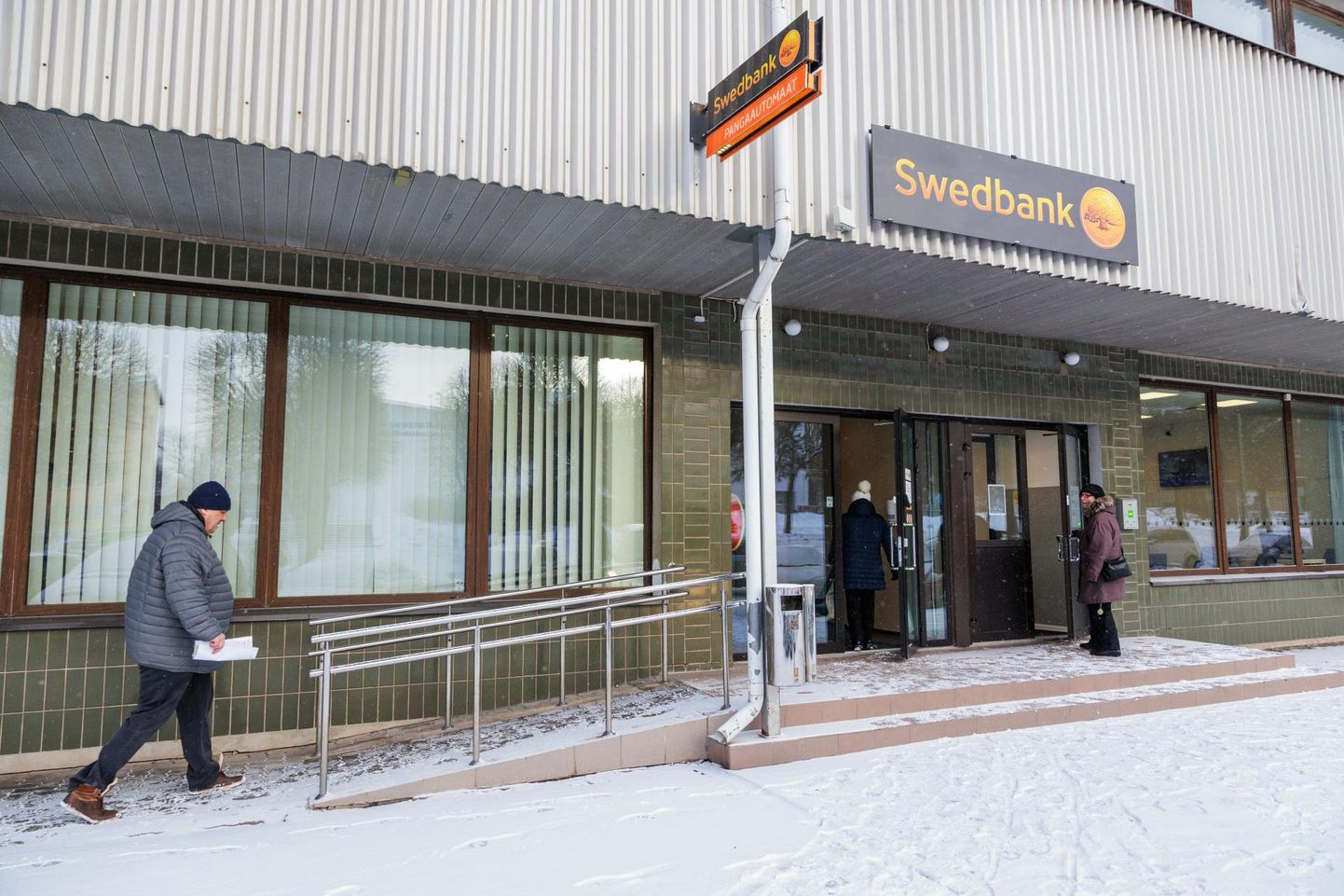 Swedbanki Valga kontoris ja sularahaautomaatide juures oli kolmapäeval liikumist omajagu. Siiski on külastatavus üha vähenenud.