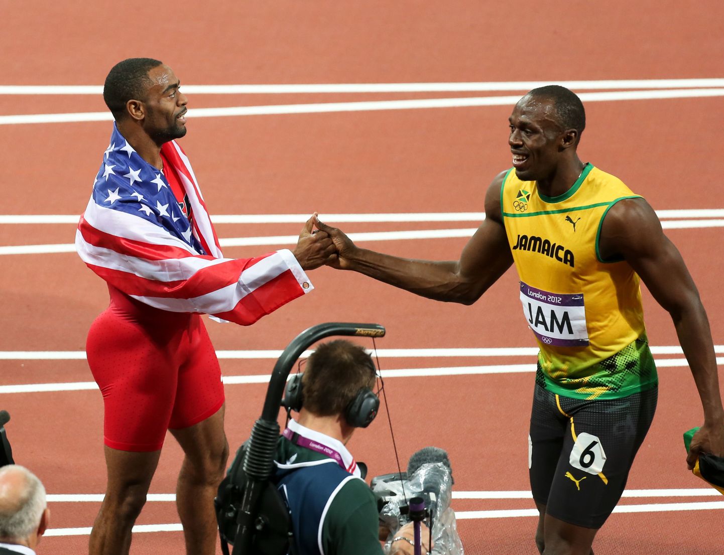 Usain Bolt (paremal) koos teiseks jäänud USA võistkonna jooksja Tyson Gayga.