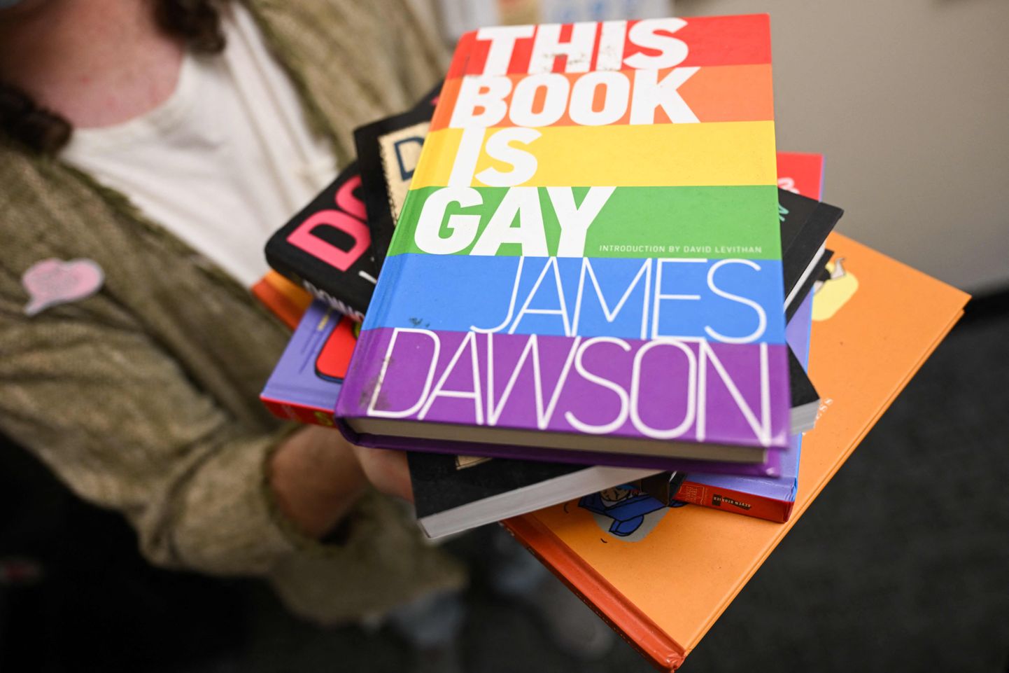 Pilt on illustreeriv. Fotol Juno Dawsoni raamat "This Book is Gay".