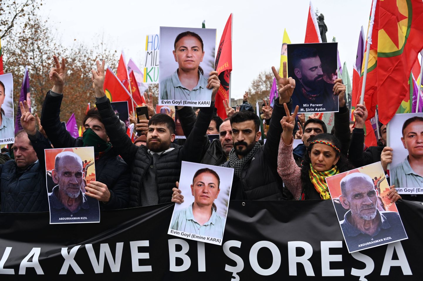 Meeleavaldajad Pariisi tänavatel pärast kolme kurdi tapmist kurdide kultuurikeskuses.