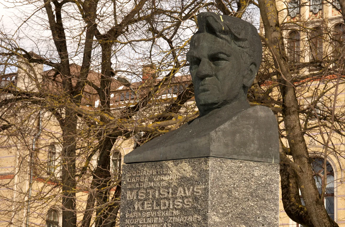Mstislava Keldiša krūšutēls Kanālmalas apstādījumos.