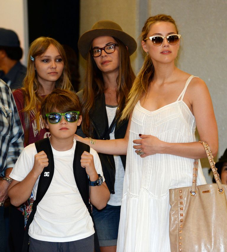 Lily-Rose Depp vasakul koos venna ja Johnny Deppi endise abikaasa Amber Heardiga, 2013. aastal.