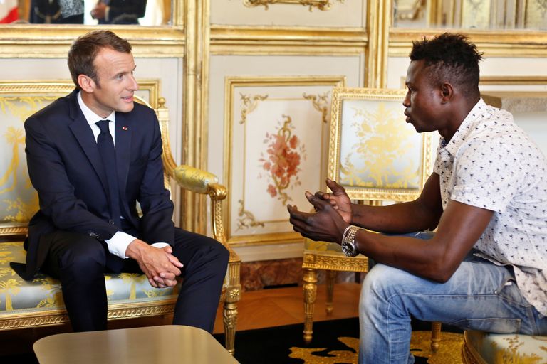 Emmanuel Macron kohtumas Mamoudou Gassamaga.
