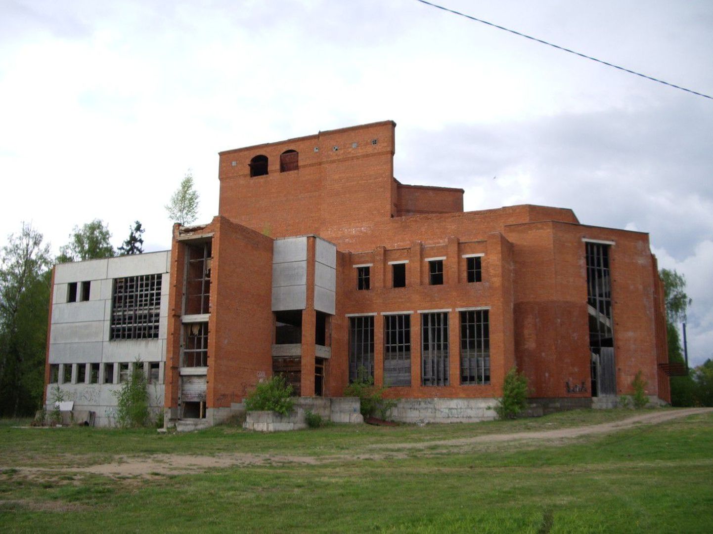 Elvas algab homme Tartu rajooni kultuurimajaks kavandatud hoone lammutamine.