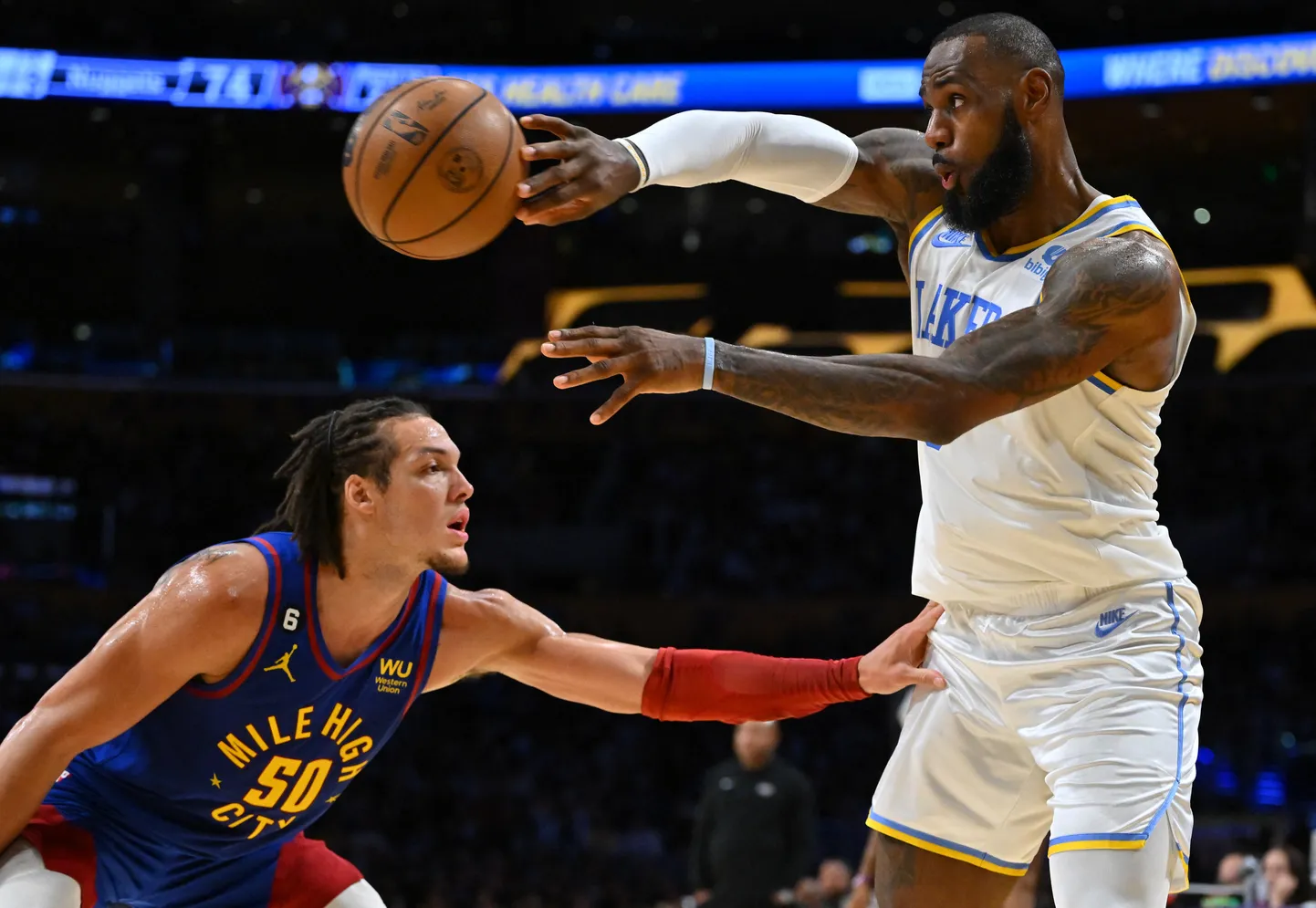 Lebrons Džeimss (no labās)