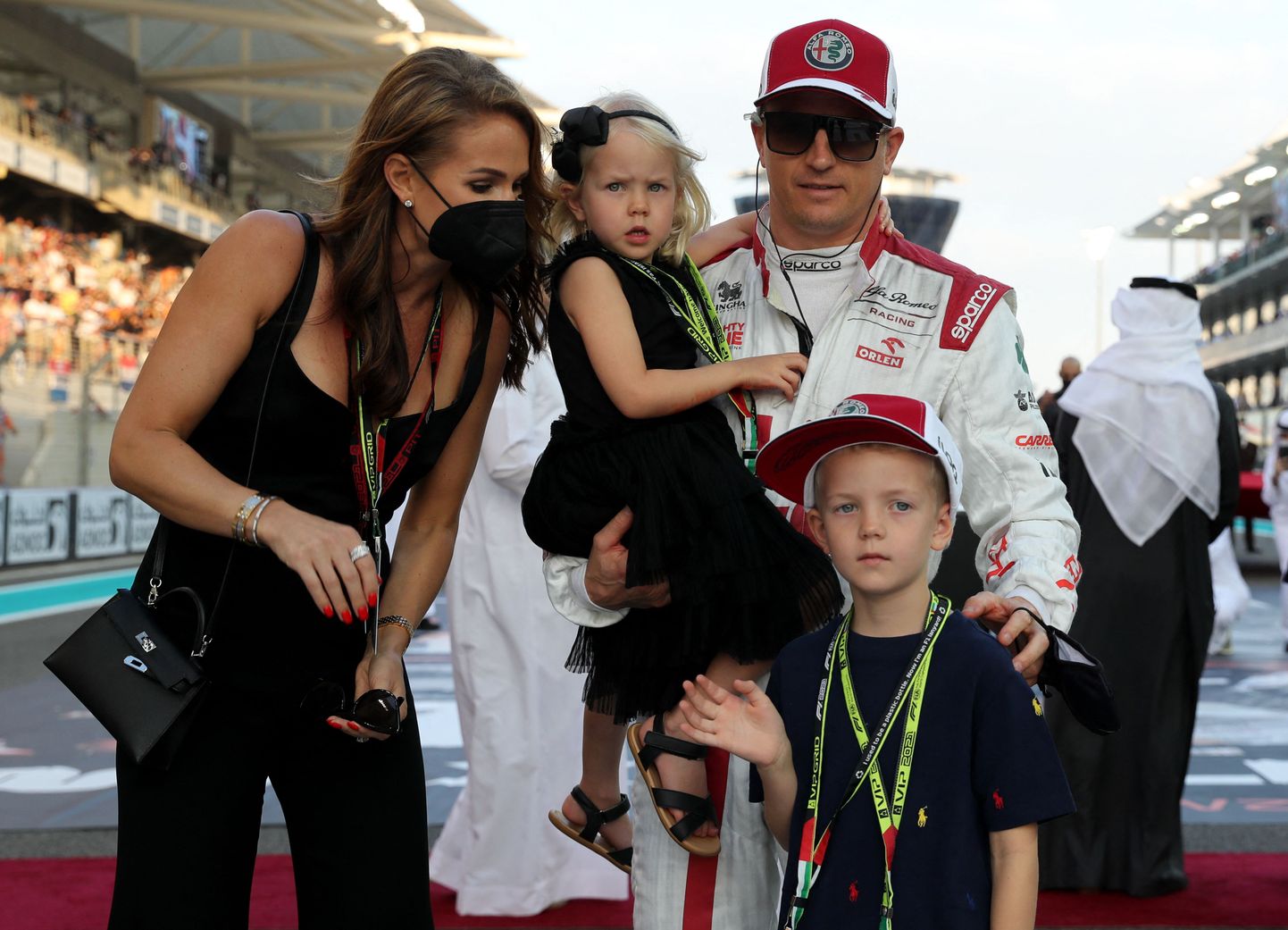 Vormel-1 meeskonna Alfa Romeo Racing soomlasest piloot Kimi Räikkönen koos perekonnaga 12. detsembril 2021 Abu Dhabi osavõistlusel.