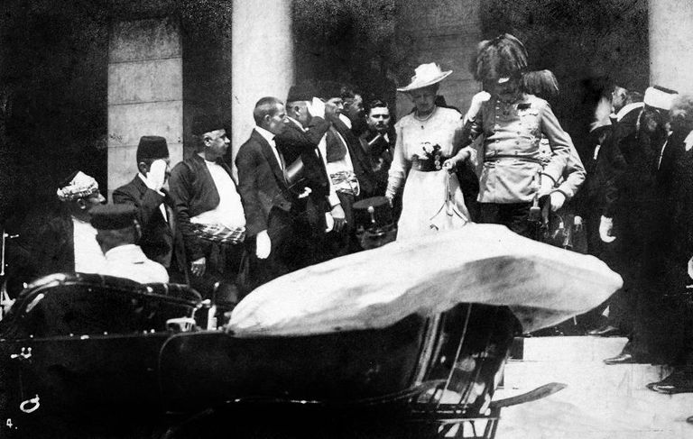 1914. aasta foto, millel on näha ertshertsog Franz Ferdinandi ja ta naist, hertsoginna Sophiet autosse suundumas, et läbi Sarajevo sõita