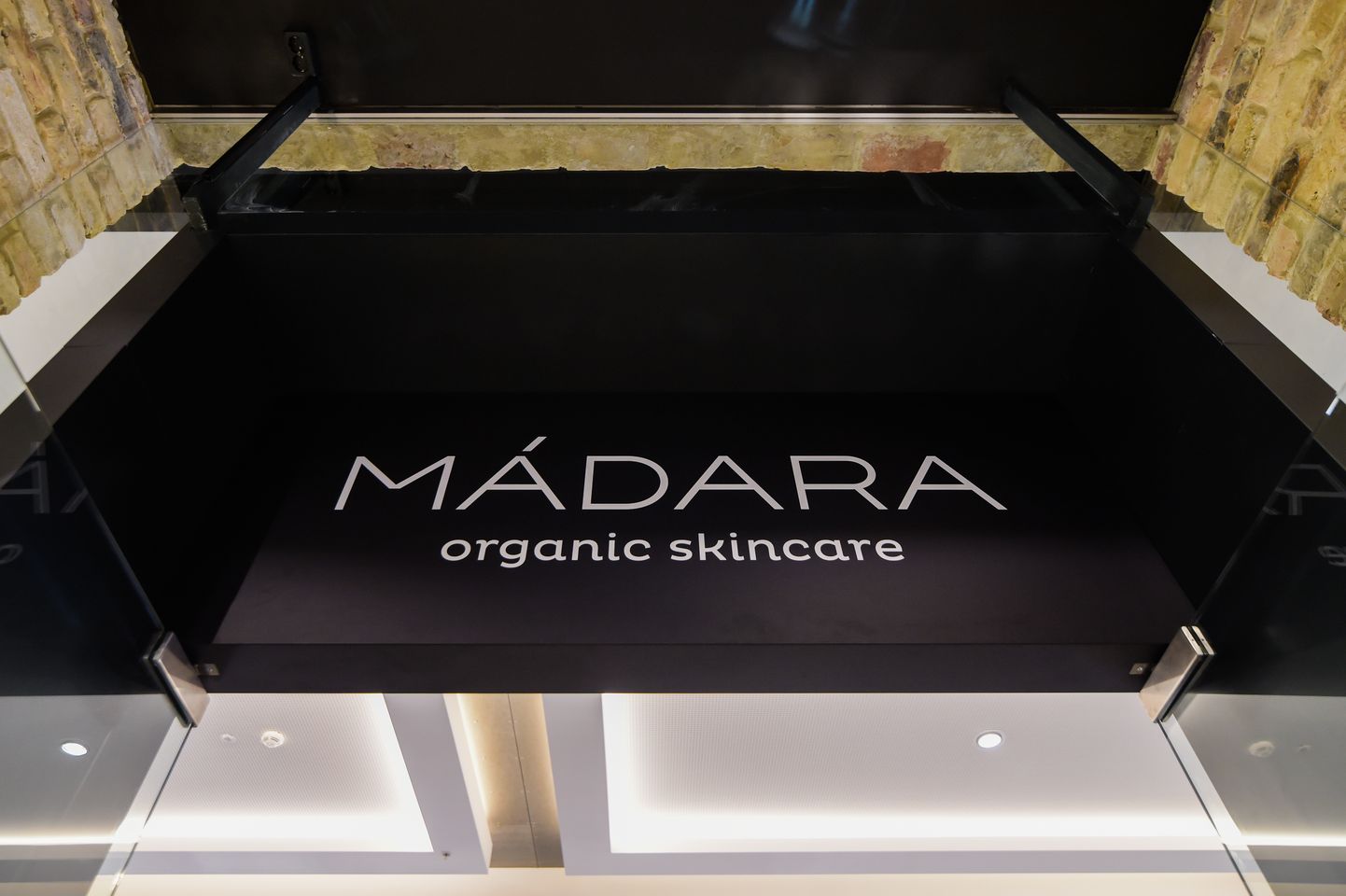 AS "MADARA Cosmetics" ceturtais zīmola MADARA kosmētikas veikals jaunajā iepirkšanās un izklaides centrā "Akropole".