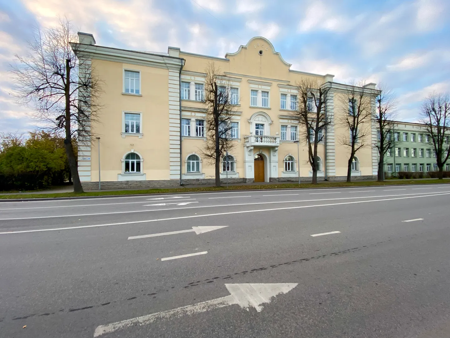 Здание Нарвской Кесклиннаской гимназии (фотография сделана до капитального ремонта, начавшегося в 2022 году и продолжающегося поныне).
