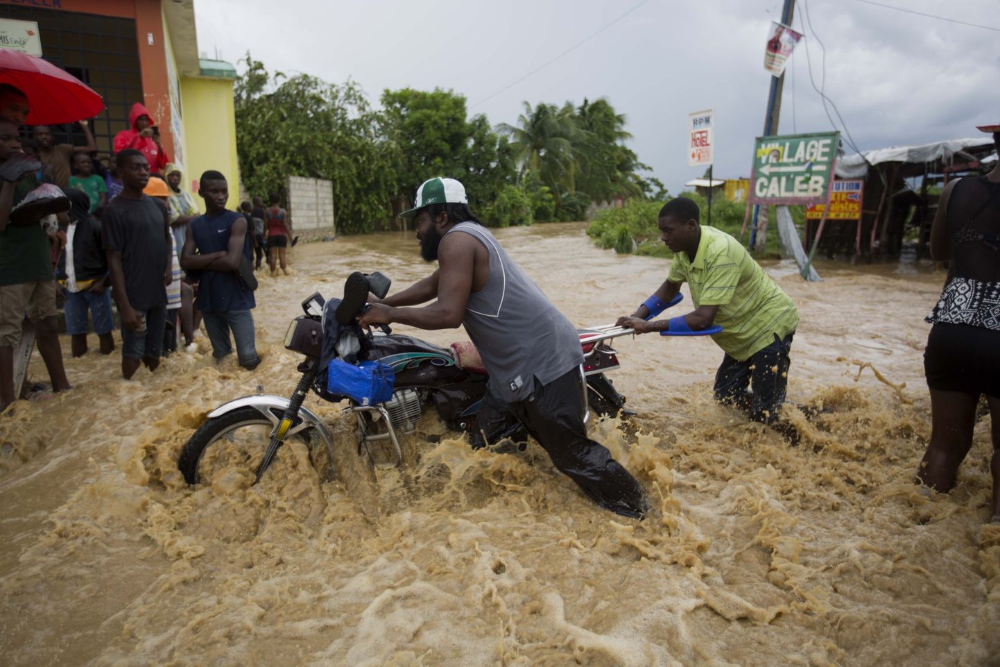 Kohalikud vaevlevad mitmel pool riigis endiselt orkaani Matthew põhjustatud tulvade käes.