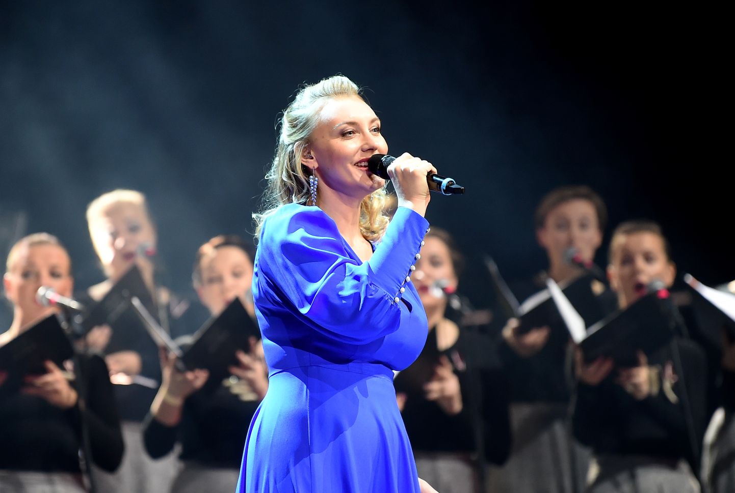 Dziedātāja Anmary (Linda Amantova) piedalās koncertuzvedumā "Laika vārti", kurā izskan pēdējo 30 gadu Latvijas spēcīgākās dziesmas un tiek izdejotas spēka dejas.