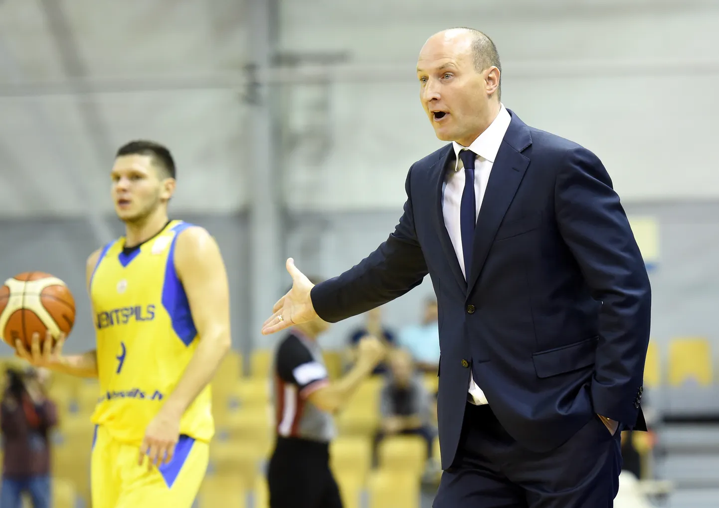 "Ventspils" komandas spēlētājs Rihards Lomažs (pa kreisi) un galvenais treneris Roberts Štelmahers.