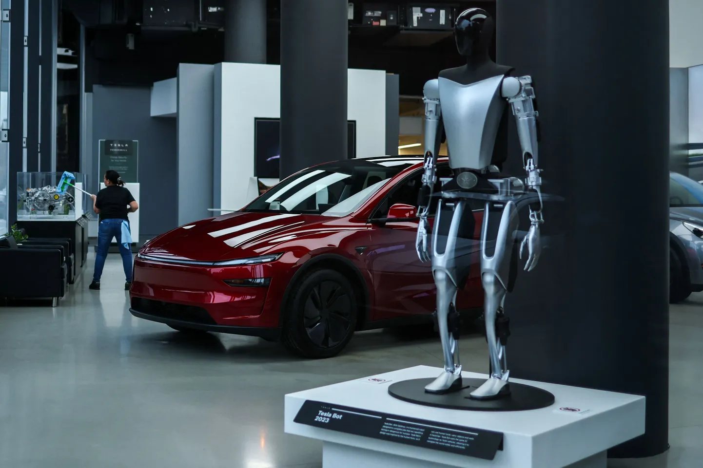 Tesla Bot ja 2025. aasta uus Model Y Tesla showroom'is New Yorgis. Äsja avati Tesla esindus ka Vilniuses.