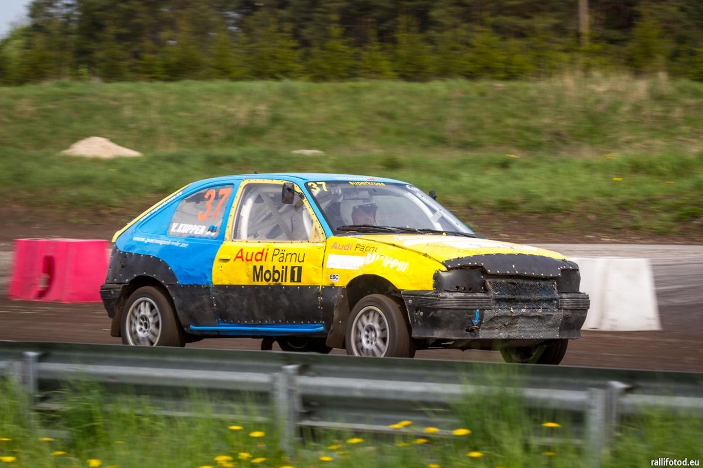 Opel Kadetti taltsutav Pärnu võidusõitja Vahur Kupper pani rahvakrossi finaalsõidus oma paremuse maksma.
