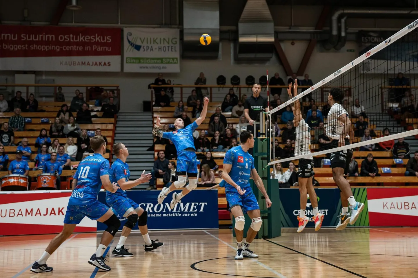 Pärnu võrkpalliklubi meeskond teenis Eesti meistrivõistluste pronksiheitluses Tartu Bigbanki üle kodusaalis 3:2 võidu, viigistades seeria 1:1ni.