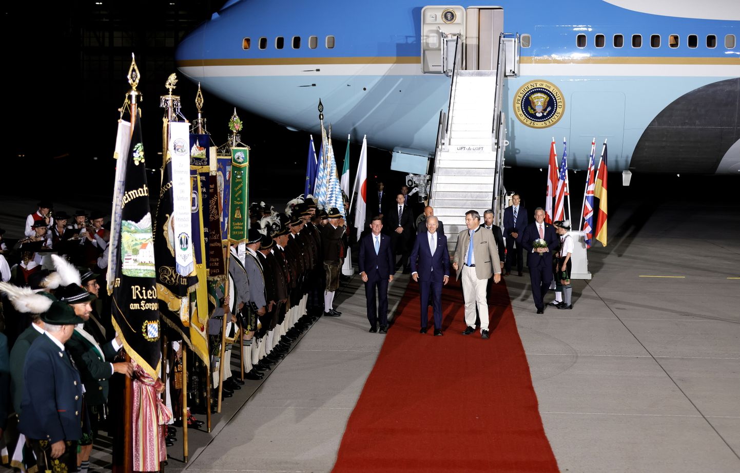 Saksa Baieri liidumaa peaminister Markus Söder tervitab USA presidenti Joe Bidenit Müncheni lennujaamas.