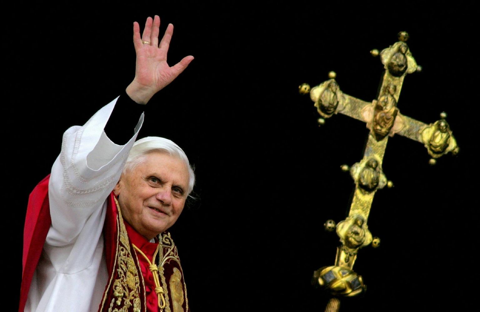Paavst Benedictus XVI 2005. aastal pärast katoliku kiriku peaks valimist Vatikanis Püha Peetruse basiilika rõdul. 