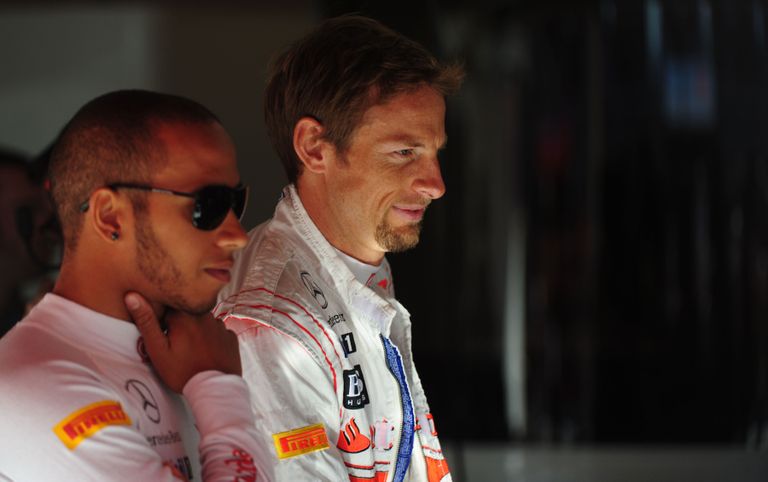 Lewis Hamilton ja Jenson Button 2012. aastal, kui oldi McLarenis meeskonnakaaslased. FOTO: AFP PHOTO / DIMITAR DILKOFF / SCANPIX