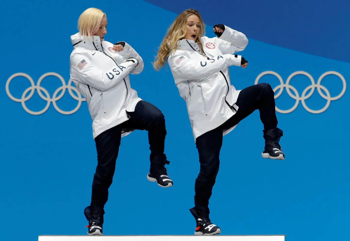 Kikkan Randall ja Jessica Diggins tähistasid veebruarikuus tantsuga kuldmedalit. Nüüd asub Diggins sõbrannat toetama võitlusel vähiga.