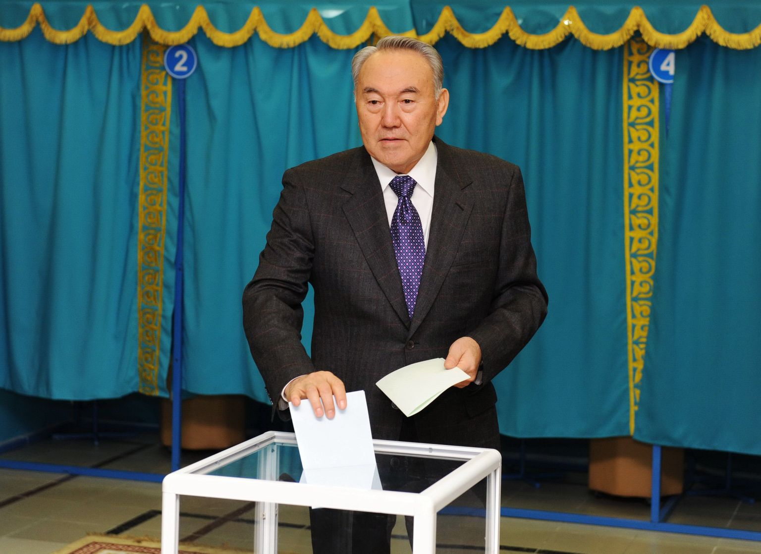 Президент Казахстана Нурсултан Назарбаев голосует на выборах.