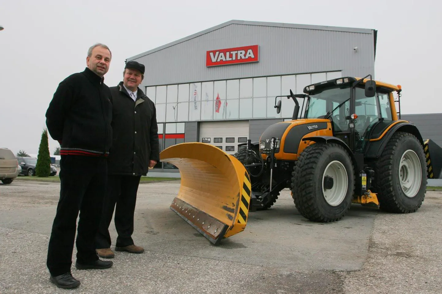 Aktsiaseltsi Taure juhatuse liige Toomas Jürgen (vasakul) ja juhatuse esimees Aaren Kaitsa tunnistavad, et Lõuna-Eesti müügi- ja teeninduskeskuse avamisega kasvas ettevõtte käive eelmisel aastal märgatavalt. Pildile jäi koos nendega traktor, mis hakkab sel talvel puhtana hoidma Türi linna tänavaid.