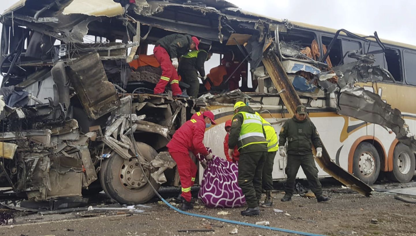 Boliivia politsei avalikustas pildi bussiõnnetusest.