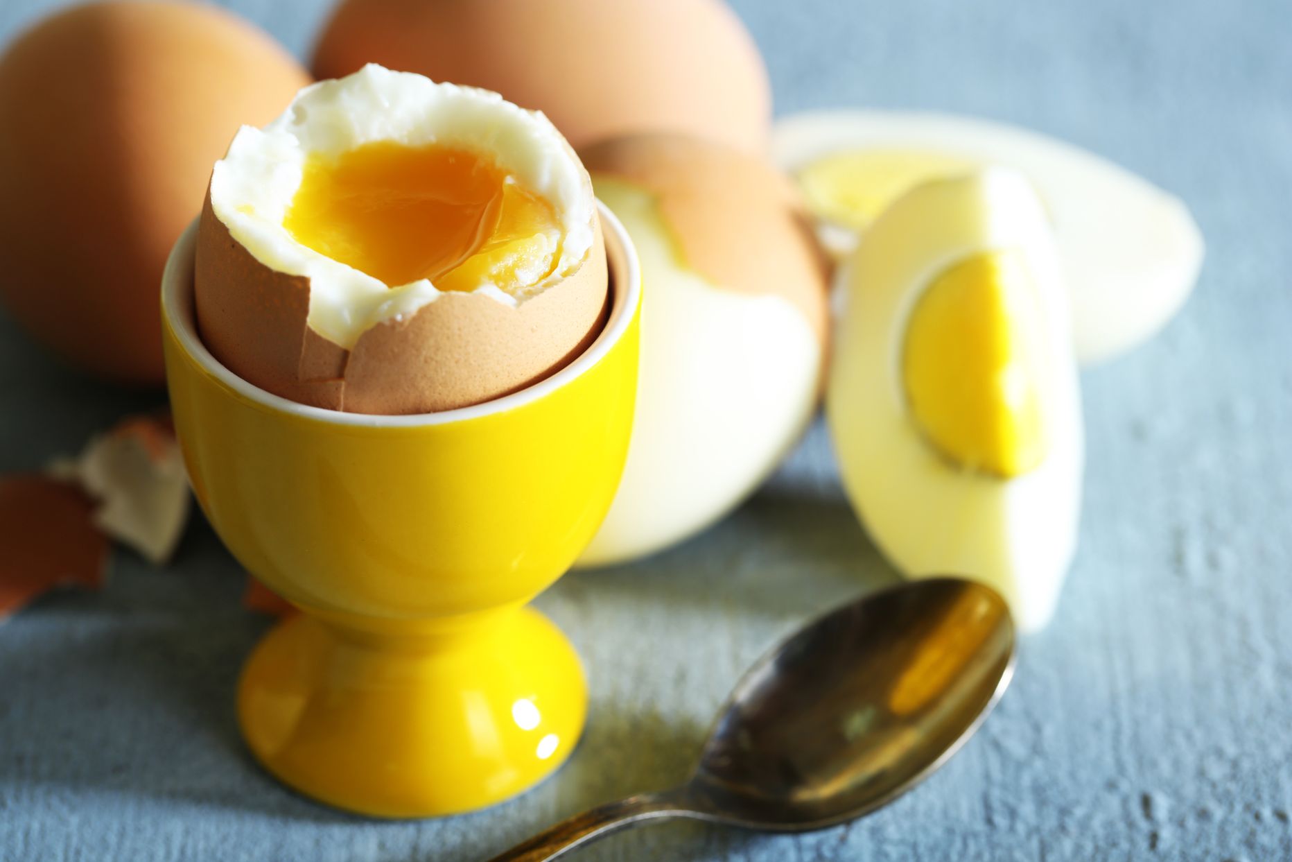Яйцо во смятку варить. Яйцо вареное всмятку. Яйца всмятку в мешочек. Вареные яйца в смятку. Яйца всмятку и вкрутую.