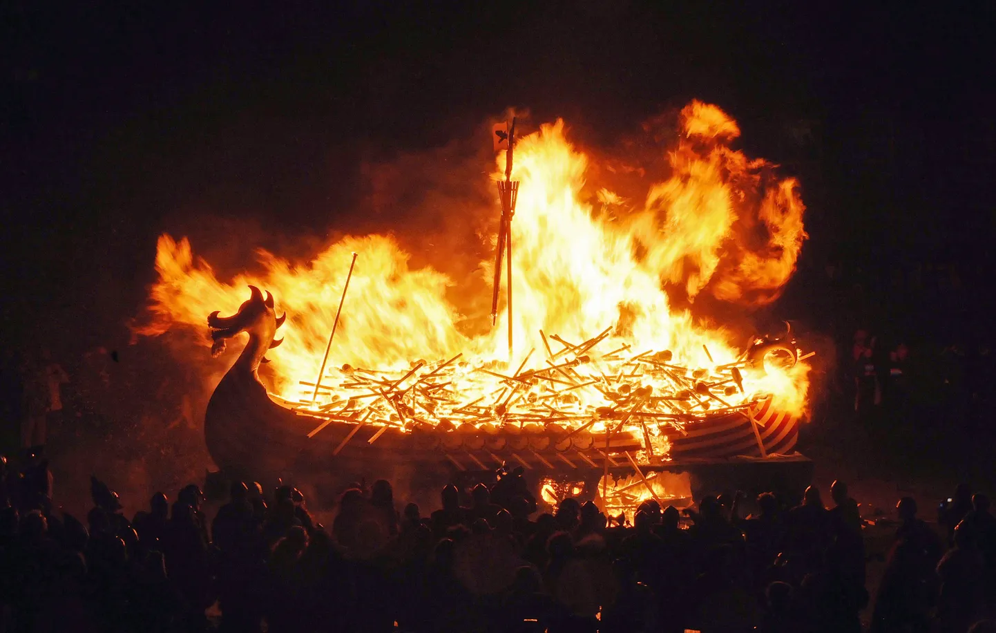 Up Helly Aa festival Šotimaal Lerwickis. Viikinglaeva koopia põlemine