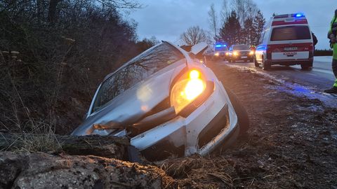 Водитель Opel съехал в кювет, пострадала пассажирка