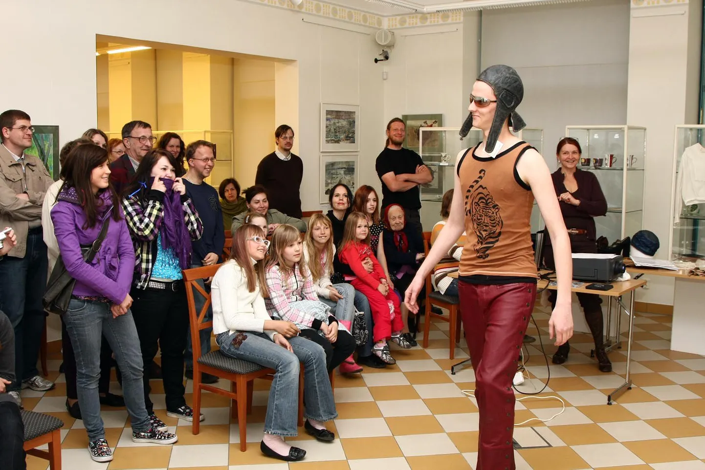 Siim Sillamägi moe-show’s filmi «Ruudi» negatiivset kangelast Gynnarit kehastamas.