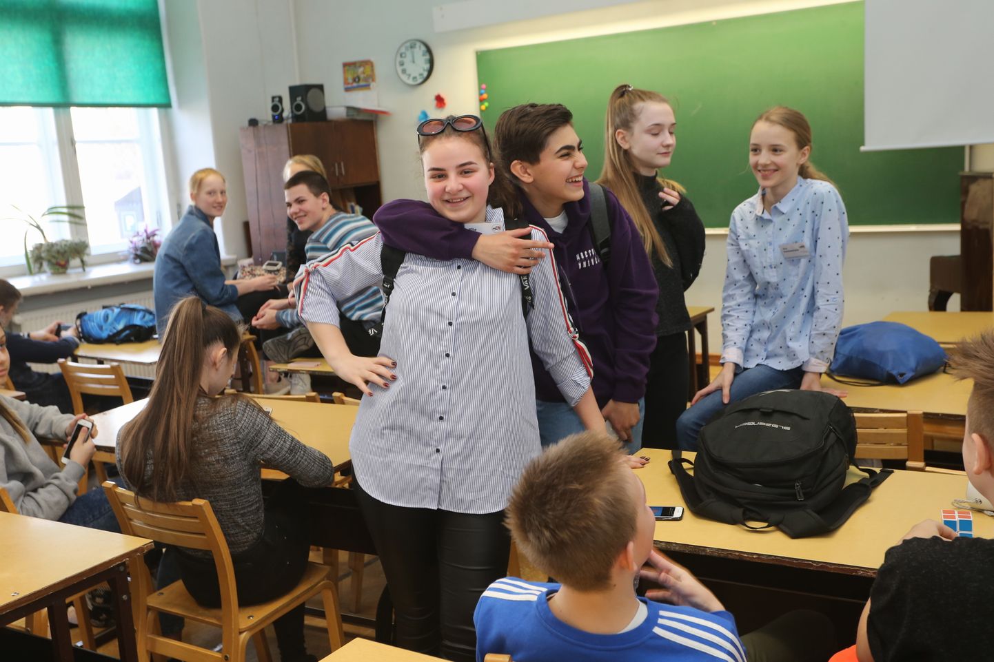 Elie Assat (keskel lillas pusas) tantsis koos teiste Leedust pärit õpilastega enne eesti keele tundi räppmuusika saatel.