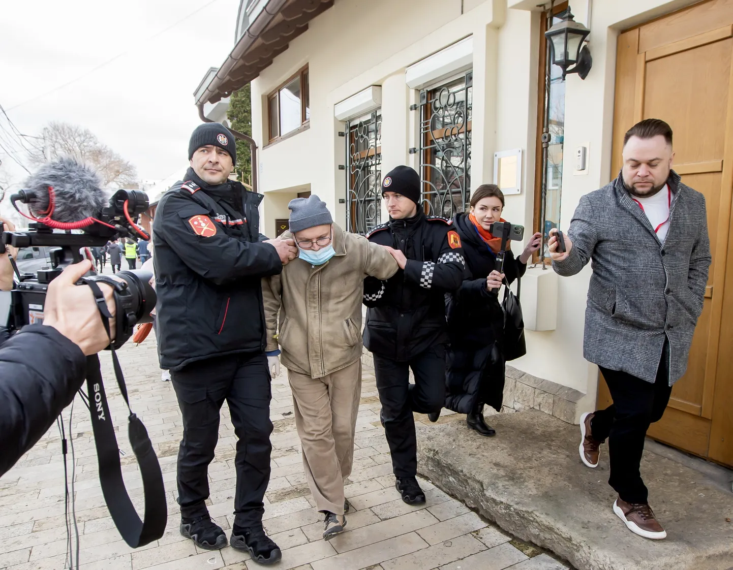 Policija aiztur vīrieti, kurš Krievijas prezidenta “vēlēšanu” laikā, Moldovā, 2024. gada 17. martā, Krievijas vēstniecības Kišiņevā virzienā meta ar rokām darinātu Molotova kokteili.