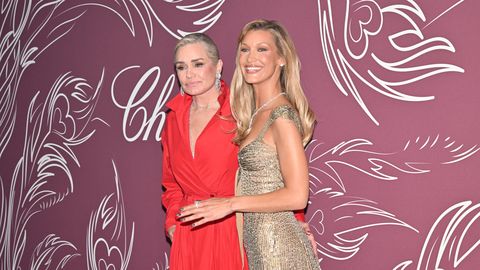 Mamma Jolanda un meita Bella mirdz greznībā Kannās