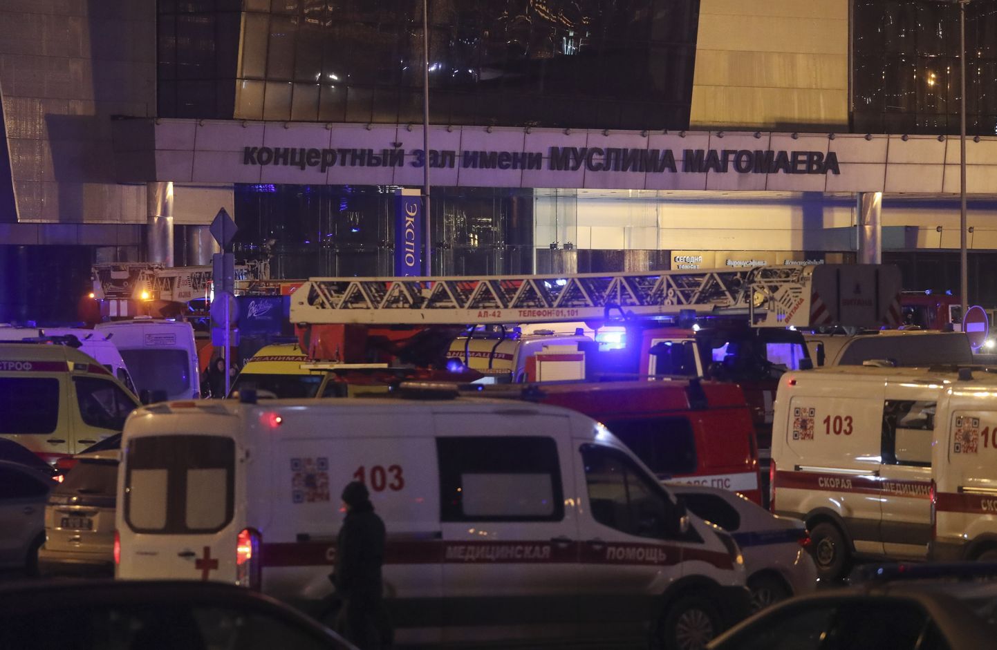 Kiirabiautod Moskvas Crocus City Halli nime kandva kontserdipaiga ees pärast seal toimunud terrorirünnakut ööl vastu 23. märtsi 2024.