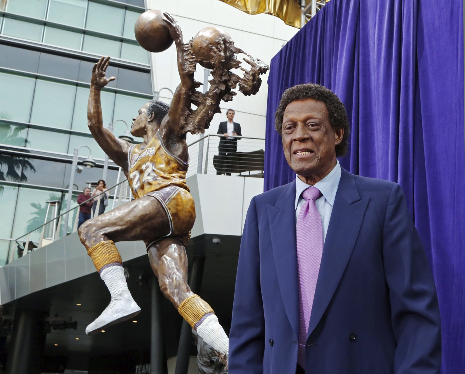Elgin Baylor 2018. aastal Los Angeles Lakersi koduks oleva Staples Centeri ees, kuhu püstitati tema auks kuju.