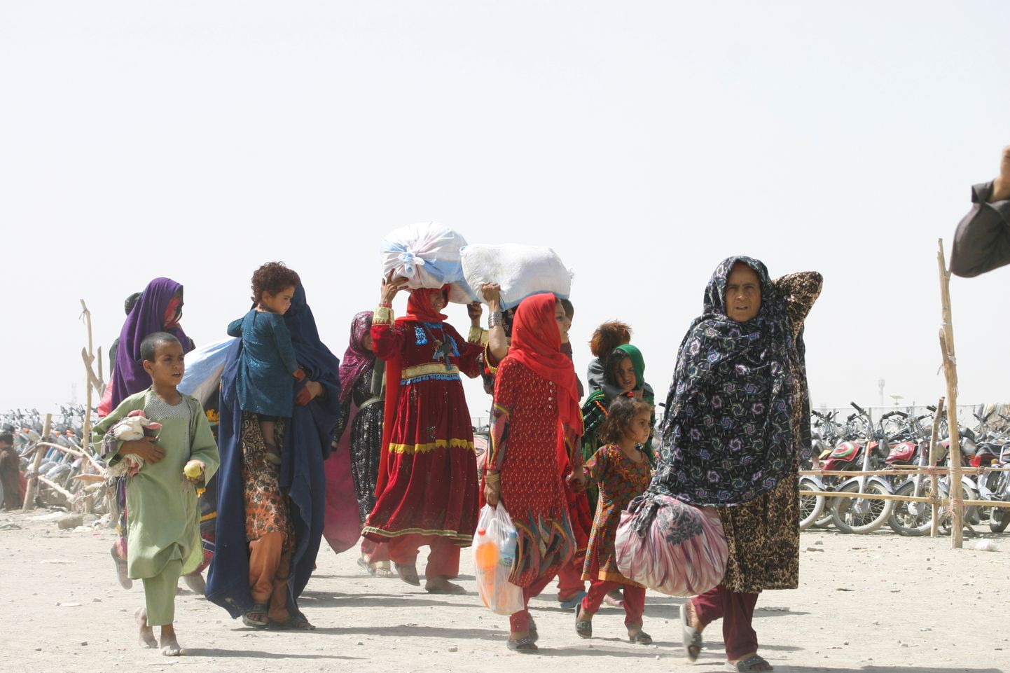 Pakistani suunduvad Afganistani põgenikud.