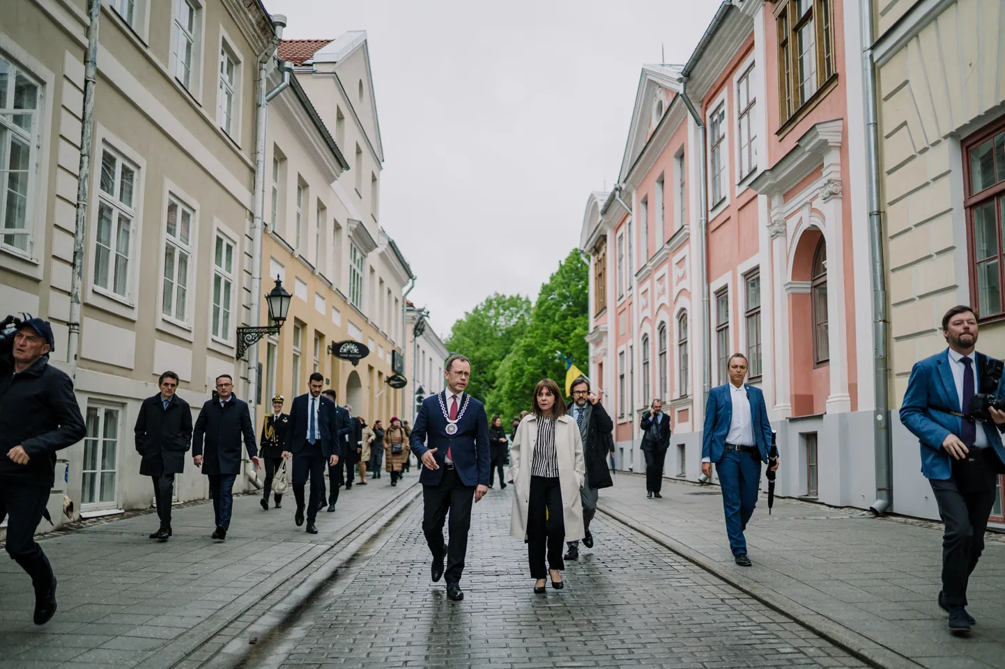 Kreeka president Katerina Sakellaropoulou külastas täna Tartu raekoda, kust suunduti jalgsi edasi ülikooli peahoonesse.