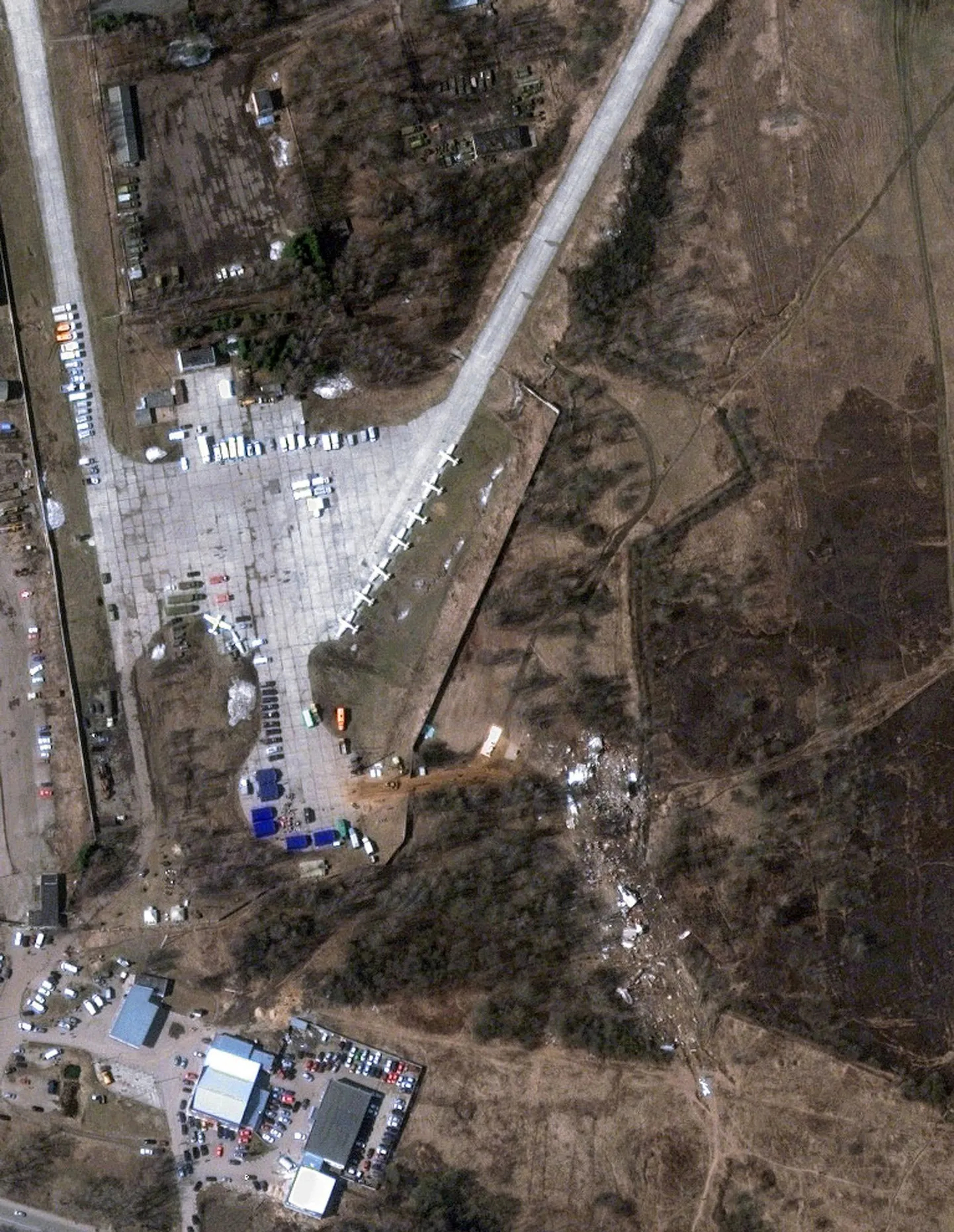 На месте падения самолета, справа от ВПП, видны обломки.