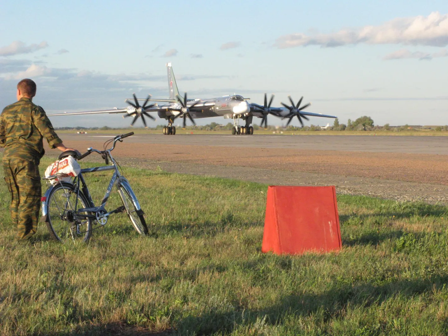 Engelsi lennuväebaasi sõjaväelane jälgib maandumisraja ääres strateegilise pommitaja Tu-95 maandumist. Juba 65 aastat relvastuses püsivad Tu-95d olid «külma sõja kangelased», mida võib näha paljudes tollastes põnevusfilmides. Praegu külvavad nad surma Ukrainas.