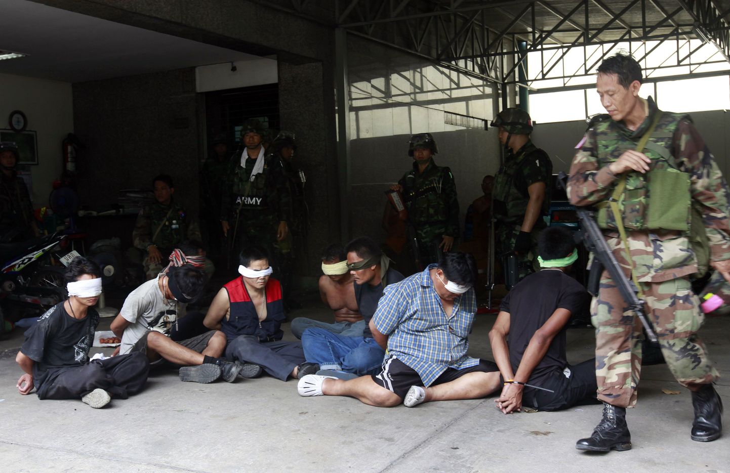 Tai sõjaväelased valvavad punasärklaste vastase operatsiooni käigus vahistatuid.