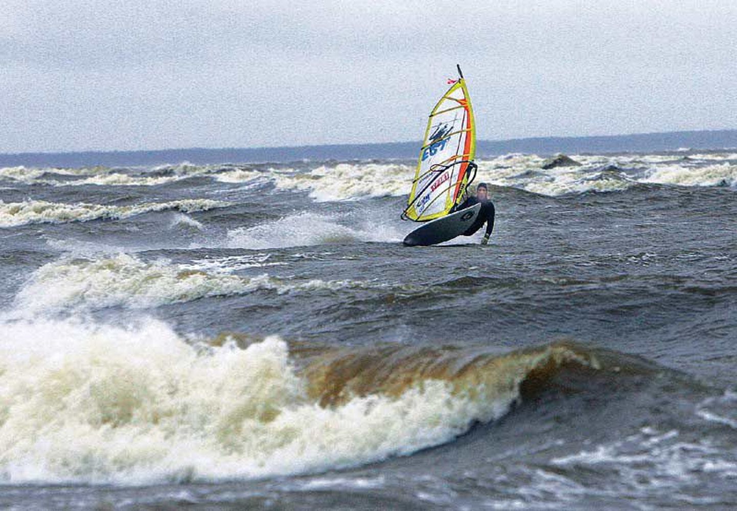 Kuigi suuri üleujutusi torm ei toonud, puhus tuul piisavalt tugevalt purjelaudurite rõõmuks, kes eile Pärnu rannas vahutavatest lainetest viimast võtsid.